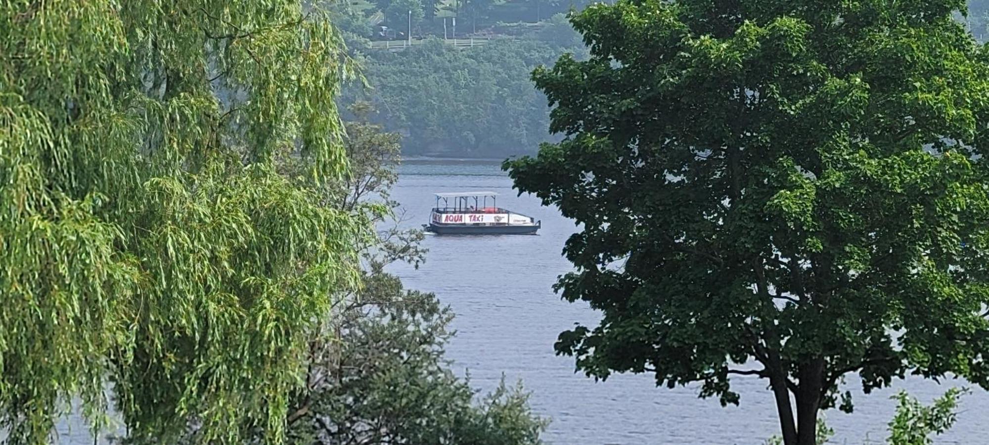 Kokomo Inn Bed And Breakfast Ottawa-Gatineau'S Only Tropical Riverfront B&B On The National Capital Cycling Pathway Route Verte #1 - For Adults Only - Chambre D'Hotes Tropical Aux Berges Des Outaouais Bnb #17542O Buitenkant foto