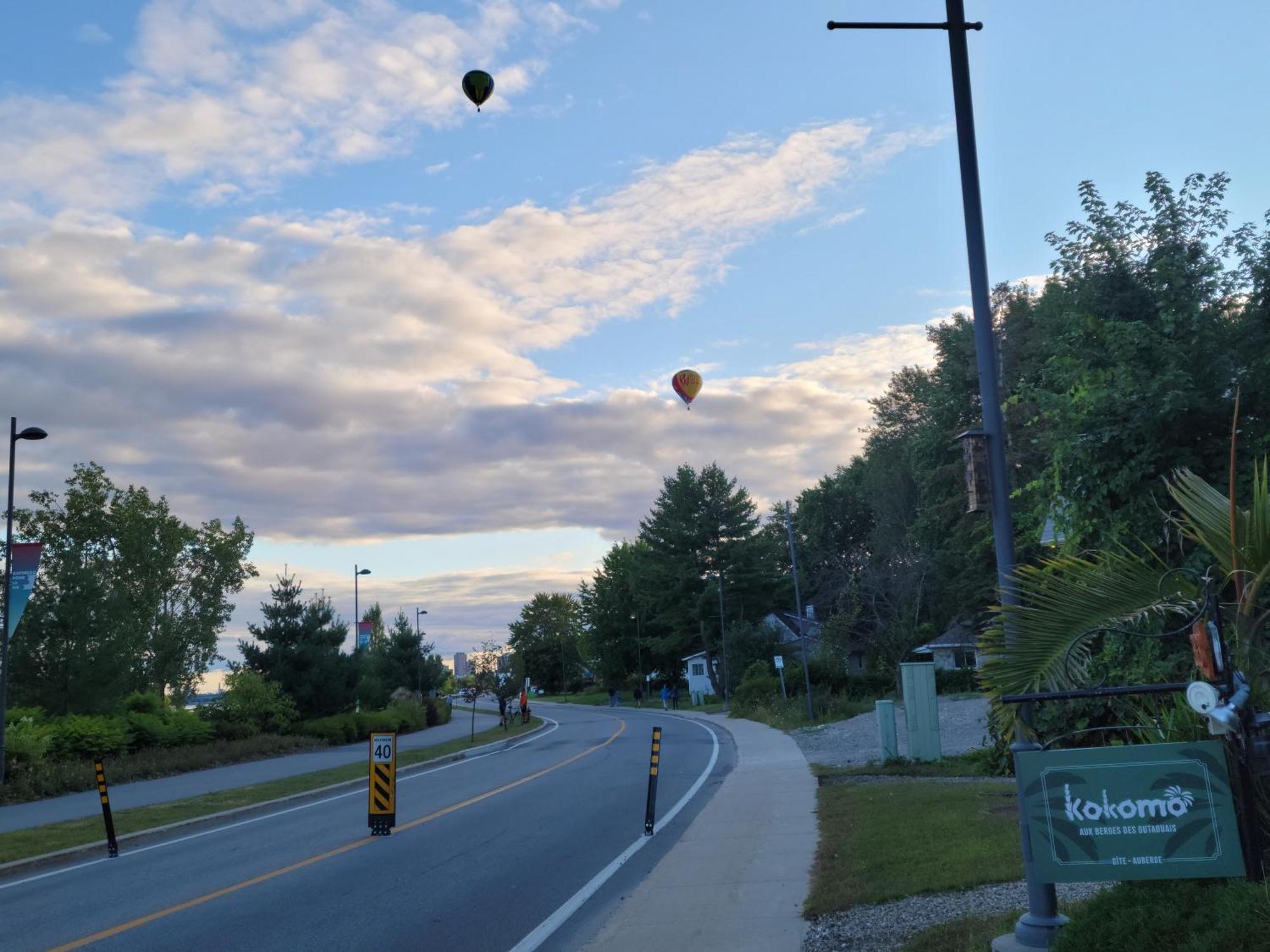 Kokomo Inn Bed And Breakfast Ottawa-Gatineau'S Only Tropical Riverfront B&B On The National Capital Cycling Pathway Route Verte #1 - For Adults Only - Chambre D'Hotes Tropical Aux Berges Des Outaouais Bnb #17542O Buitenkant foto