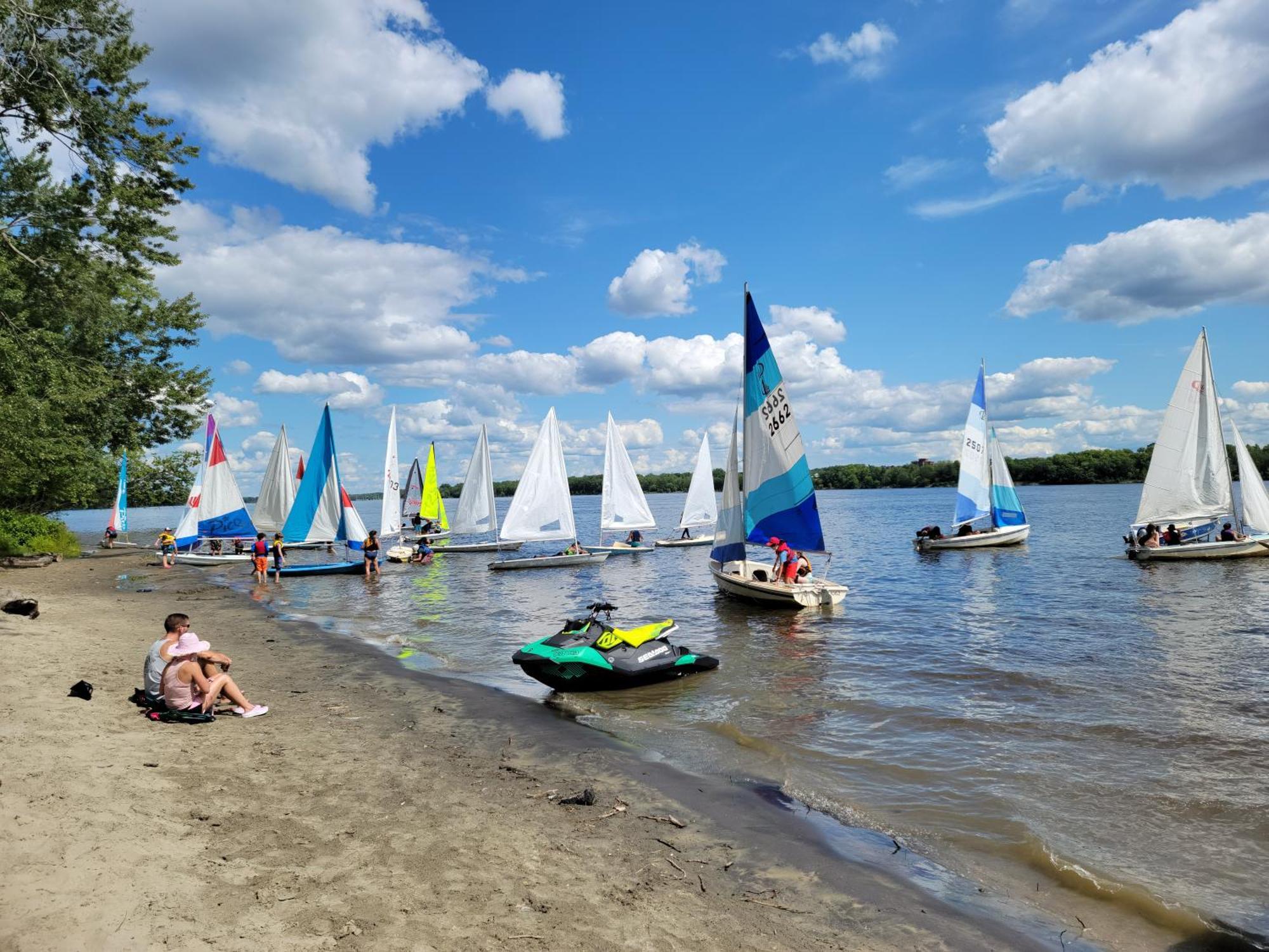 Kokomo Inn Bed And Breakfast Ottawa-Gatineau'S Only Tropical Riverfront B&B On The National Capital Cycling Pathway Route Verte #1 - For Adults Only - Chambre D'Hotes Tropical Aux Berges Des Outaouais Bnb #17542O Buitenkant foto