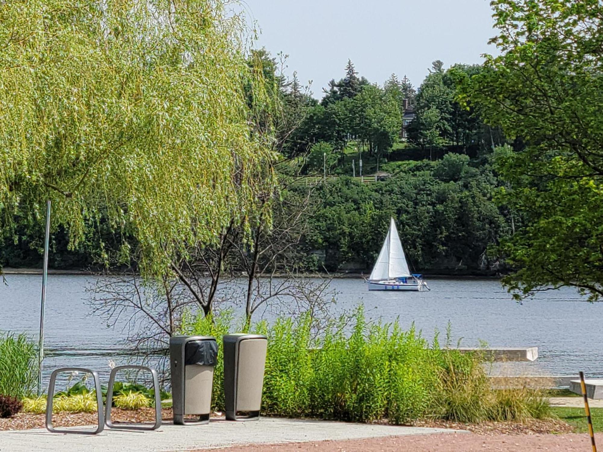 Kokomo Inn Bed And Breakfast Ottawa-Gatineau'S Only Tropical Riverfront B&B On The National Capital Cycling Pathway Route Verte #1 - For Adults Only - Chambre D'Hotes Tropical Aux Berges Des Outaouais Bnb #17542O Buitenkant foto