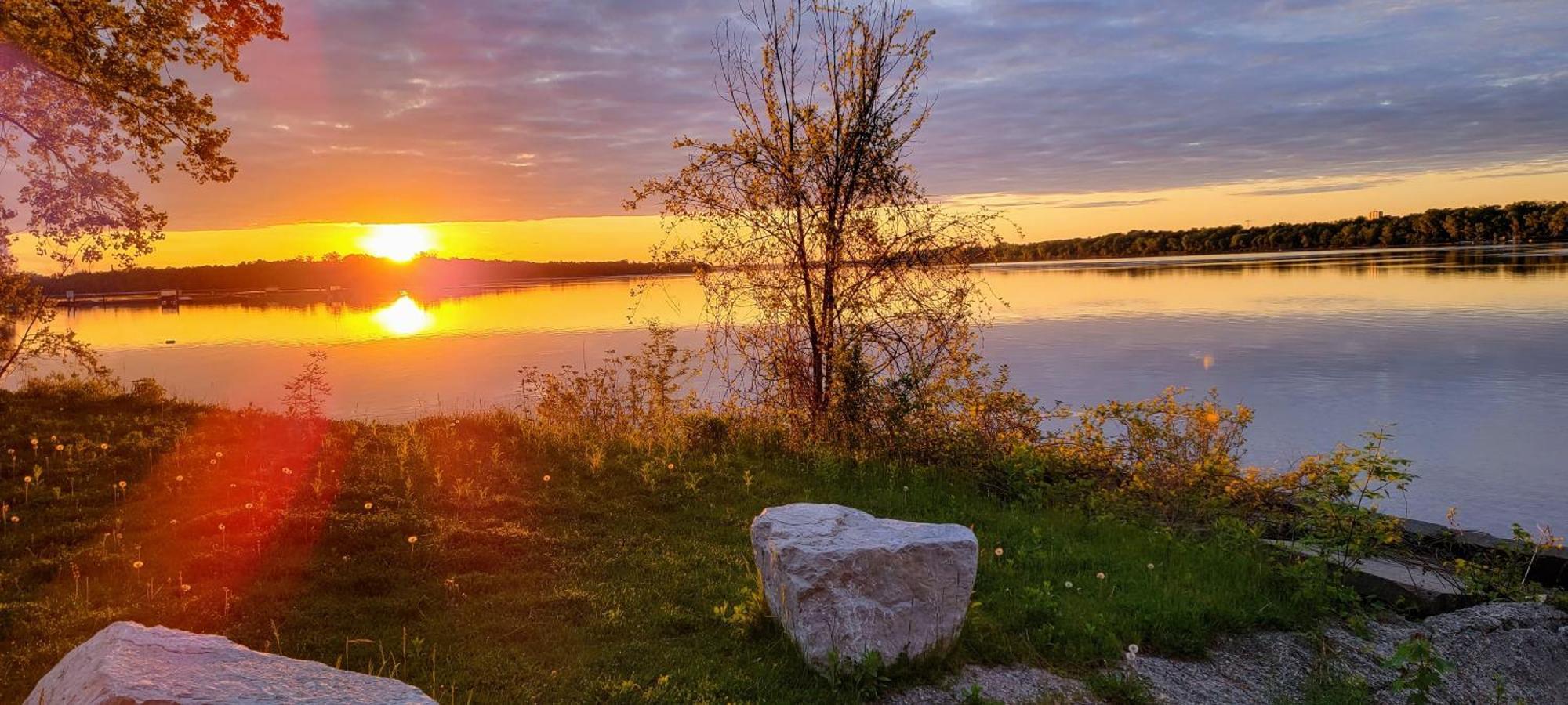 Kokomo Inn Bed And Breakfast Ottawa-Gatineau'S Only Tropical Riverfront B&B On The National Capital Cycling Pathway Route Verte #1 - For Adults Only - Chambre D'Hotes Tropical Aux Berges Des Outaouais Bnb #17542O Buitenkant foto