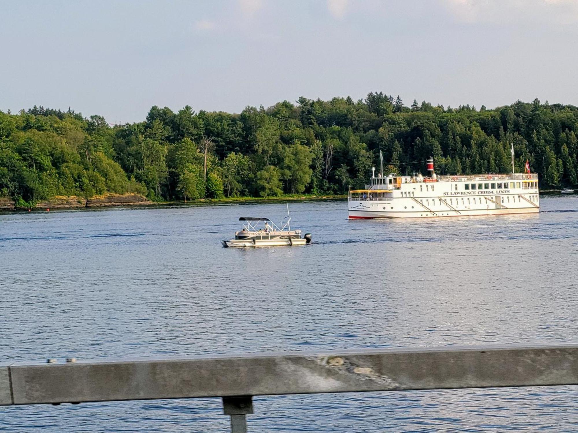 Kokomo Inn Bed And Breakfast Ottawa-Gatineau'S Only Tropical Riverfront B&B On The National Capital Cycling Pathway Route Verte #1 - For Adults Only - Chambre D'Hotes Tropical Aux Berges Des Outaouais Bnb #17542O Buitenkant foto