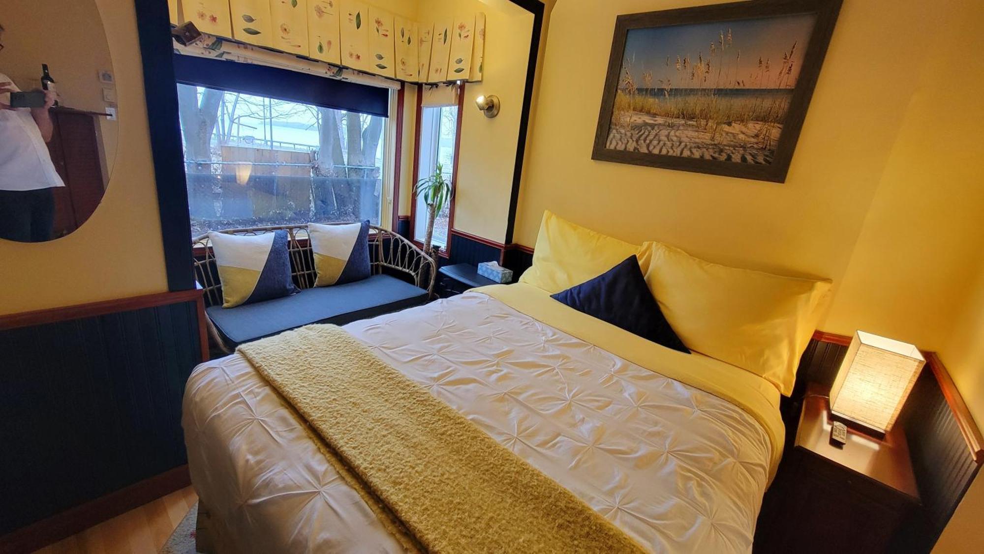 Kokomo Inn Bed And Breakfast Ottawa-Gatineau'S Only Tropical Riverfront B&B On The National Capital Cycling Pathway Route Verte #1 - For Adults Only - Chambre D'Hotes Tropical Aux Berges Des Outaouais Bnb #17542O Kamer foto